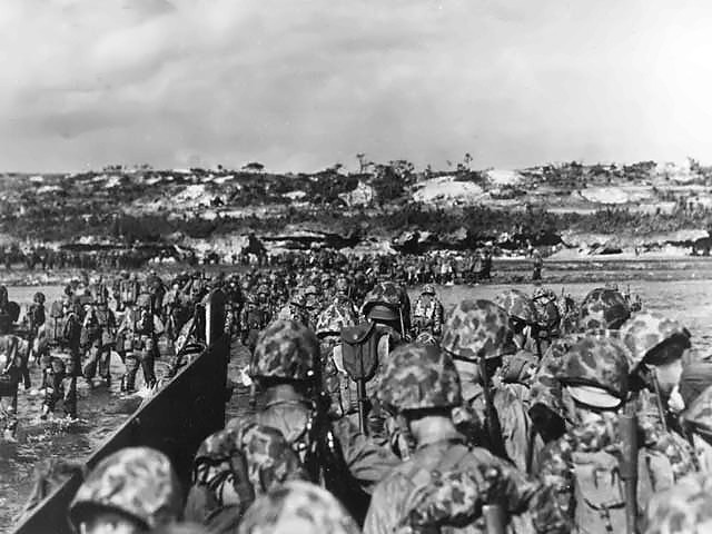 Yhdysvaltain merijalkaväki rantautumassa Okinawalle 1.4.1945.